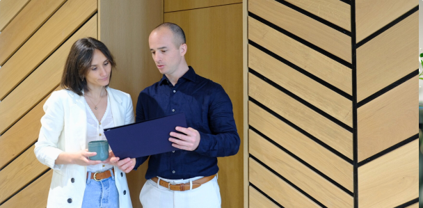 photo d'un expert-comptable et sa cliente